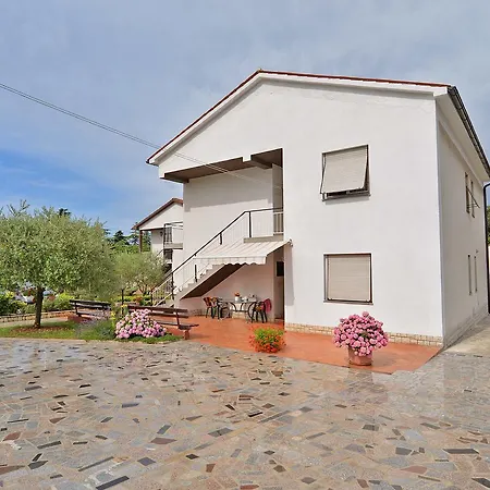 & Tanja 1552 Guest house